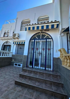 Bungaló en La Mata en urbanización con piscina